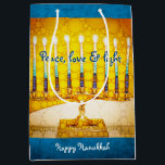 Gult Guld Hanukkah Menorah Peace Kärlek Light Bold<br><div class="desc">"Fred, kärlek och ljus." En närbild av en ljus, färglös, gult och guld artsy-menorah hjälper dig att sätta dig in i helgdag av Hanukkah i stil. Känn julhelgens värme och glädje varje gång du användor den här söta och roligt personligen för storleka presentväskor. Matchningskort, porto, klistermärken, kuddar, husvagnar, totepåsar och...</div>