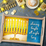 Gult Guld Hanukkah Menorah Shining Bright Quote Serveringsbricka<br><div class="desc">"Shining bright hela natten." Ett närfoto av en ljusstark, färgstark, gult guld-artsy-menorah-foto med tealaccenter hjälper dig in i helgdag av Hanukkah i stil. Känn julhelgens värme och glädje när du användor den här fantastiska, färgstarka servettrören för Hanukkah-trä. Den här serveringsbrickan består av två storlekar, små och stora, samt ditt val...</div>