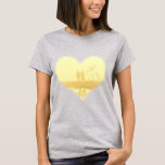Gult Heart Beach Wedding Tee<br><div class="desc">Ett par promenader längs den tropiska Gulten Elegance Heart Beach Wedding Kärlek T-shirts. Perfekt för tropiska strandkryssningar frakt bröllop.</div>