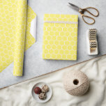 Gult Honeycomb Presentpapper<br><div class="desc">Denna snyggt som omsluter papper är perfekt att omkullkasta presenter för födelsedagar,  babyduschar,  möhippor och många andra speciella tilldragelser. Utformningen har en gult honeycomb mönster som kommer att vara säker på att den speciella personen wower. Matchande objekt finns i samlingen.</div>