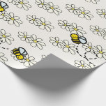 Gult Honung Bee & White Daisy Mönster Cream Presentpapper<br><div class="desc">Den här söta inslagningen pappra har en gräddvit bakgrund med mönster av honung/humla och vita daisy. Ändra bakgrunden till färg och anpassa den efter dina behov. Du hittar fler matchande produkter i min butik.</div>