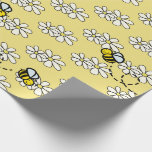 Gult Honungsbi & White Daisy Mönster Presentpapper<br><div class="desc">Denna söta pappra förpackning har en ljussenapsbakgrund med gult av mönster av honung/humla och vita daisy. Ändra bakgrunden till färg och anpassa den efter dina behov. Du hittar fler matchande produkter i min butik.</div>