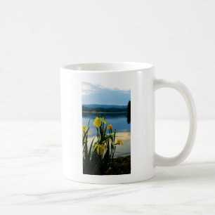 Gult Iris vid Sjö Shore Kaffemugg