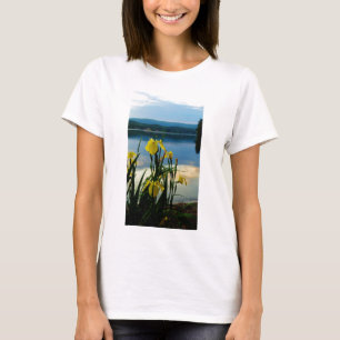 Gult Iris vid Sjö Shore Tee Shirt