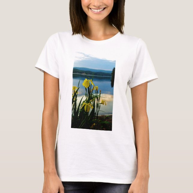 Gult Iris vid Sjö Shore Tee Shirt (Framsida)