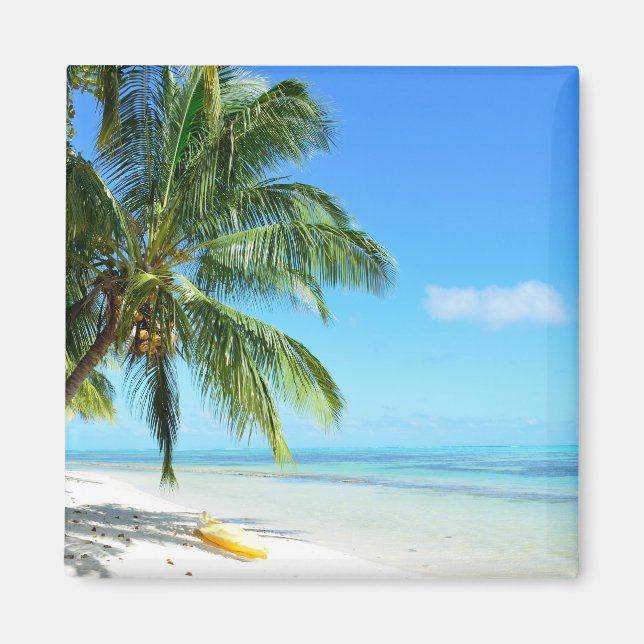 Gult kayak på en vit sandstrandmagnet magnet (Framsidan)