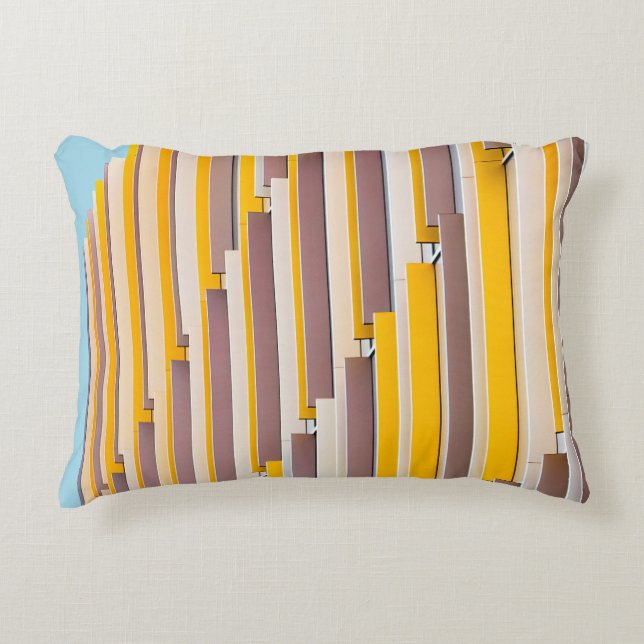 GULT KONKRET BYGGNAD UNDER DAGSTIDEN PRYDNADSKUDDE (Framsidan)