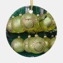 Gult krymper nära Julgran-prydnadsföremål