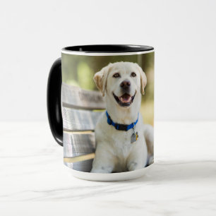 Gult Labrador Lays på Bench Mugg