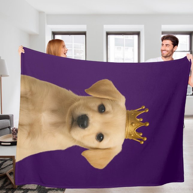 Gult Labrador Puppy i Guld Krona Cute Fleecefilt (Yellow Labrador Puppy in Gold Crown Cute Fleece Blanket by Ricaso. Golden lab pup dog on purple)