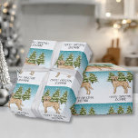 Gult Labrador Retriever Blue Winter Anpassningsbar Presentpapper<br><div class="desc">Desteis ursprungliga tecknad illustrerar en söt gult Labrador Retriever-hund. Hund placeras på en vinterscen med tre gröntar för träd. Bakgrunden är en blå till vit övertoning som ge kallets vintag. Det finns ett anpassningsbara textområde som nu lyder: "God jul!" tillsammans med ett eget namn.</div>