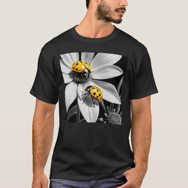 Gult Ladybugs Beetle on Black White Flower T Shirt (Framsida)