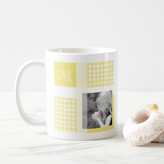 Gult Lägg till ditt fotogingham Modern Monogram Kaffemugg (Med munk)