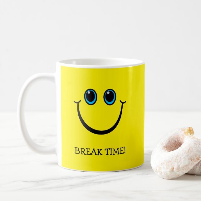 Gult le Emoji ansikteavbrott Time Kaffemugg (Med munk)