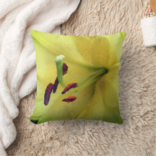 Gult Lily Flower Up Close Kudde