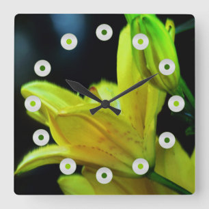 Gult Lily med Vind Effect by Shirley Taylor Fyrkantig Klocka