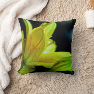 Gult Lily med Vind Effect by Shirley Taylor Kudde