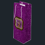 Gult Menorah Ram Lila Faux Glitter<br><div class="desc">Snygg och Elegant Hanukkah Vin Gift Bag med Gult Menorah Ram Lila Faux Design Glitter</div>