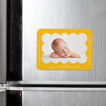 Gult Modern Scalloped Ram Birth Notice Magnet<br><div class="desc">Modern födelseannonsmagnet med ditt baby-foto kapslat inne i en ljusskalig gult i ram. Anpassa gultens reklammagnet genom att lägga till ditt baby namn och ytterligare information i vitskrift.</div>