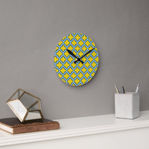Gult och Baby blue trellis, Lattice, Quatrefoil Rund Klocka