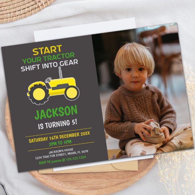 Gult- och Black Tractor Birthday-inbjudningar Inbjudningar (Yellow Black Tractor Birthday Invitations w Photo)