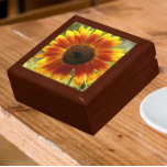Gult och Bronze SolrossolrosBlommigt Minnesask<br><div class="desc">Förvara kryddor,  smycken och andra små keepsaker i den här presentlådan av trä med keramiskt plattor som innehåller fotobilden av en gult och brons färgad Solros. En underbar,  blommigt design! Markera din presentlåda storlek och färg.</div>