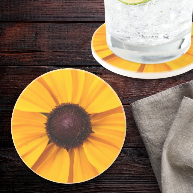 Gult och Brown Blommigt Brown-eyed Susan Underlägg (This pretty yellow flower sandstone coaster adds a dash of the outdoors to your dining table.)