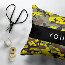 Gult och brun kamouflage Ditt namn anpassar sig Prydnadskudde