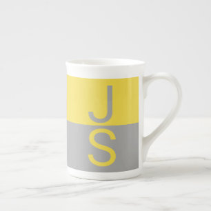 Gult och Grått Modern Initialer Monogram Benporslin Mugg