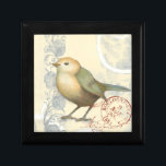 Gult och Grönt Sparrow på Vintagens bakgrund Smyckeskrin<br><div class="desc">Den här skissinspirerade bilden är perfekt för din fågelsamling. Det är enkelt och vackert att lägga till på vilken produkt som helst och det kommer att glädja vilken vintage som helst älskare. Välj den här teckningen idag.</div>