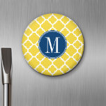 Gult och marin Quatrefoil Mönster Anpassningsbar M Magnet<br><div class="desc">En populär design med ljusa färger och ett område där du kan lägga till dina monogram eller namn. Trendiget färg och mönster för ert mobil. Om du behöver justera initialer klickar du på anpassningsknappen och gör ändringar.</div>