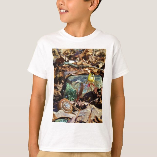 Gult och Plum Trout Lily och Snigel Snäcka T-shirt (Framsida)
