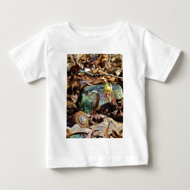 Gult och Plum Trout Lily och Snigel Snäcka T Shirt (Framsida)