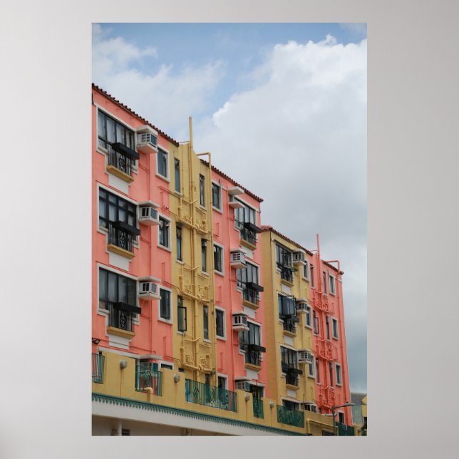 GULT OCH RÖDA KONKRETA BYGGNADER UNDER VITCLOUD POSTER (Framsidan)