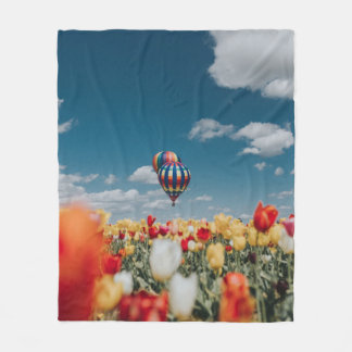 Gult- och rödtulpanblommor under luftballong fleecefilt