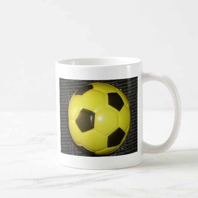 Gult och svart fotboll. kaffemugg (Höger)