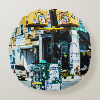 GULT OCH SVART POST FYLLT MED FLYGARE RUND KUDDE