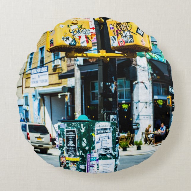 GULT OCH SVART POST FYLLT MED FLYGARE RUND KUDDE (Framsidan)