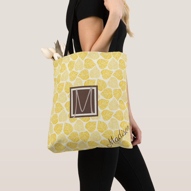 Gult och Taupe Löv Naturligt Trendig Monogram Tygkasse (Närbild)