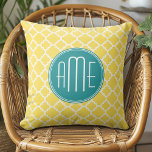 Gult och Teal Quatrefoil Mönster Anpassningsbar mo Kudde<br><div class="desc">En populär design med dynamiskt färg och ett område där du kan lägga till dina monogram eller namn. Trendiget färg och mönster för ert mobil. Om du behöver justera initialer klickar du på anpassningsknappen och gör ändringar.</div>