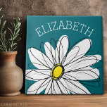 Gult och vit visuell Daisy med Anpassningsbar Text Kakelplatta<br><div class="desc">En namn,  ett monogram eller en annan anpassningsbar biet. Om du vill flytta runt bilden klickar du på knappen Anpassa för att göra ändringar.</div>