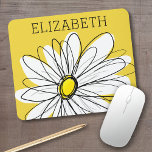 Gult och vit visuell Daisy med Anpassningsbar Text Musmatta<br><div class="desc">En namn,  ett monogram eller en annan anpassningsbar biet. Om du vill flytta runt bilden klickar du på knappen Anpassa för att göra ändringar.</div>
