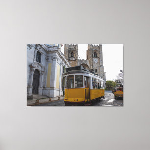 Gult om katedralen i Lissabon i Portugal Canvastryck