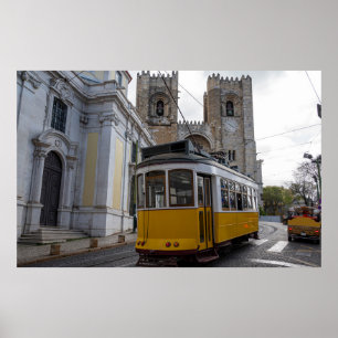Gult om katedralen i Lissabon i Portugal Poster
