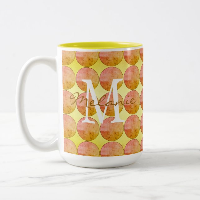 Gult Orange Polka Dot Monogram Två-Tonad Mugg (Vänster)