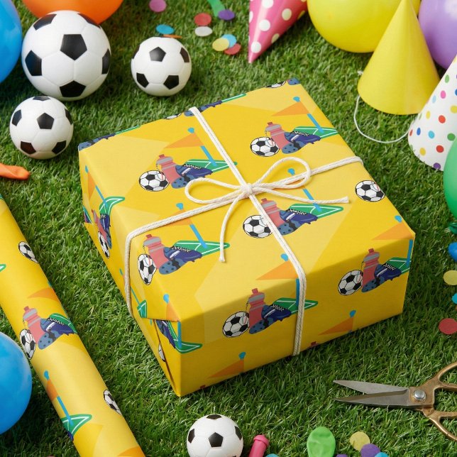 Gult Palyful Soccer Ball Sports Birthday Presentpapper (Skapare uppladdad)