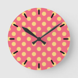 Gult polka dots på korall rund klocka