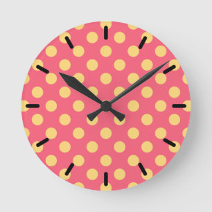 Gult polka dots på korall rund klocka