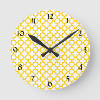 Gult Quatrefoil Mönster Rund Klocka