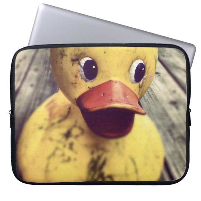 Gult Rubber Ducky behöver ett badrum! Laptop Sleeve (Framsidan)